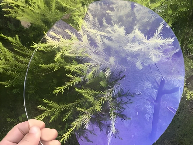 Quais são as vantagens do vidro anti reflexivo em comparação com o vidro comum