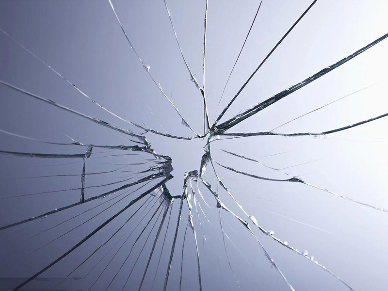 O vidro reforçado pelo calor quebrará espontaneamente?