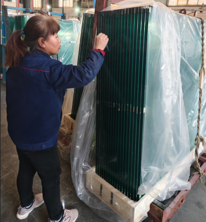 Sealant Spreading on The Edges of PVB film glass