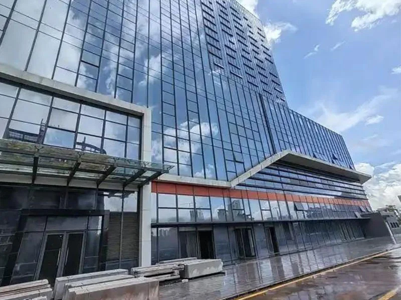 É bom decorar a parede exterior com parede de cortina de vidro?