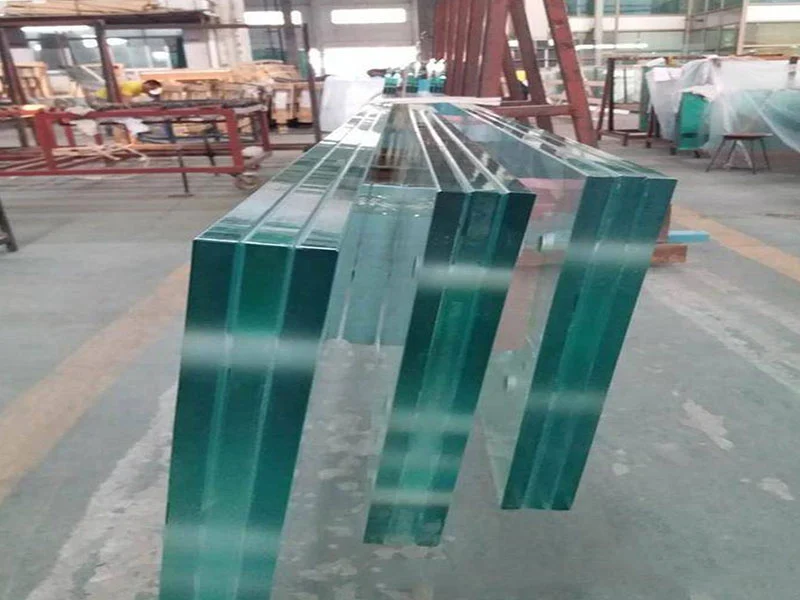 É realmente seguro que haja apenas uma fina camada de vidro na passarela de vidro?