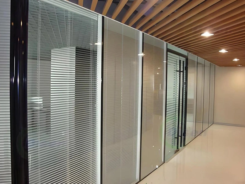 Auto vidro isolado cego controlado